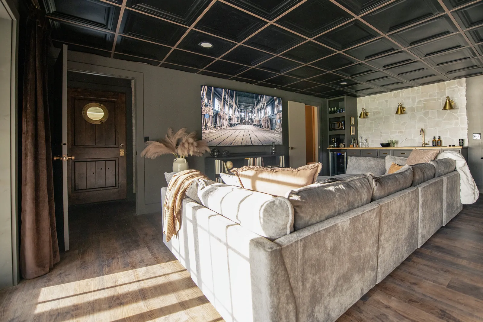 Black Pearl B&B: living room sectional, photographed